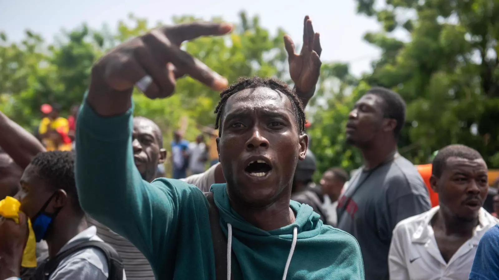 Un grup de persones protestant a Port-au-Prince, la capital d'Haití, aquest dijous