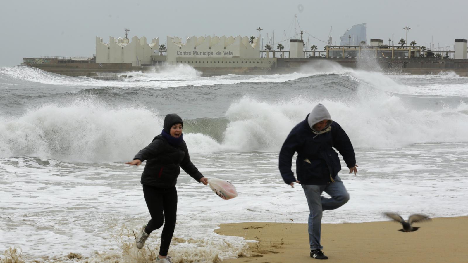 La platja del Bogatell de Barcelona, aquest matí amb fortes ventades