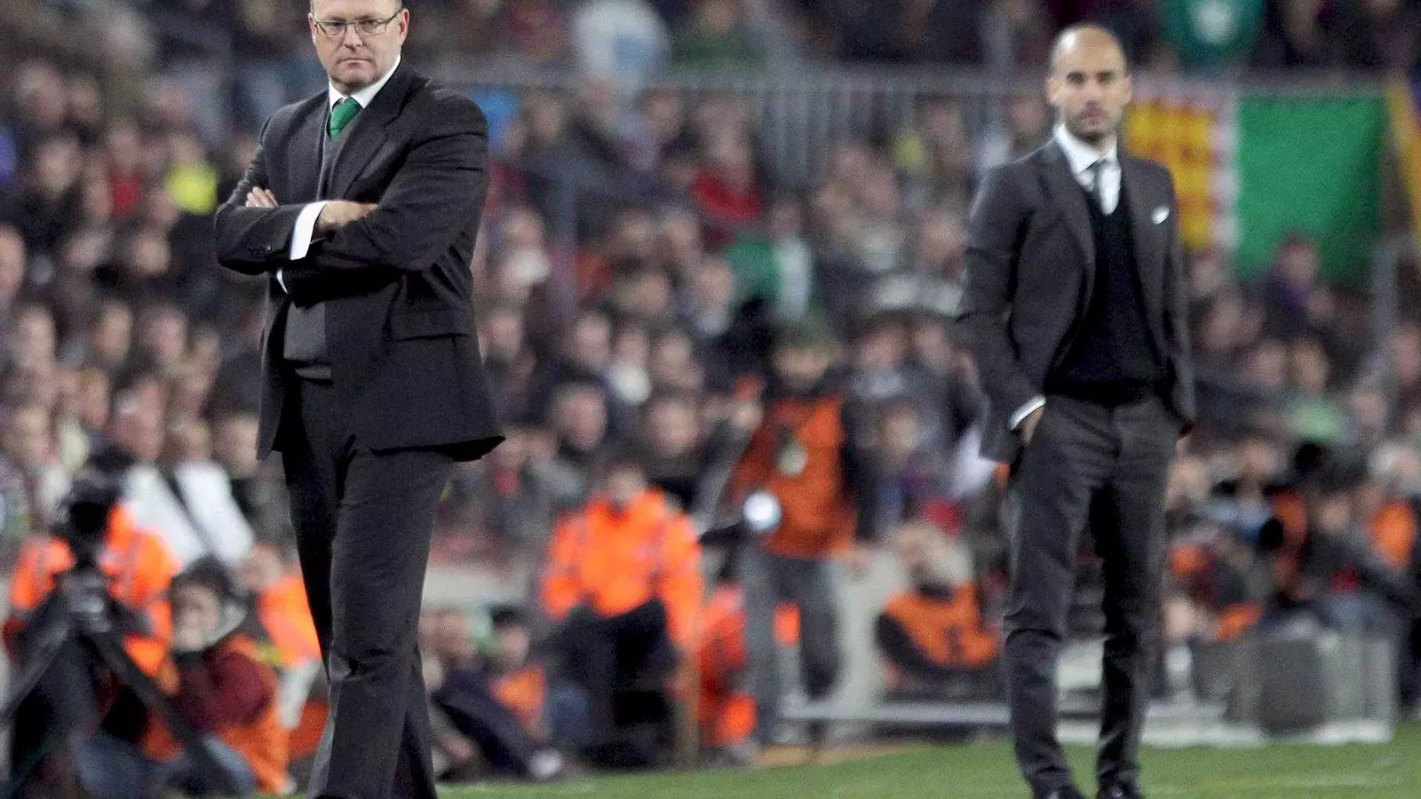 Pepe Mel passeja per l'àrea tècnica al Camp Nou.