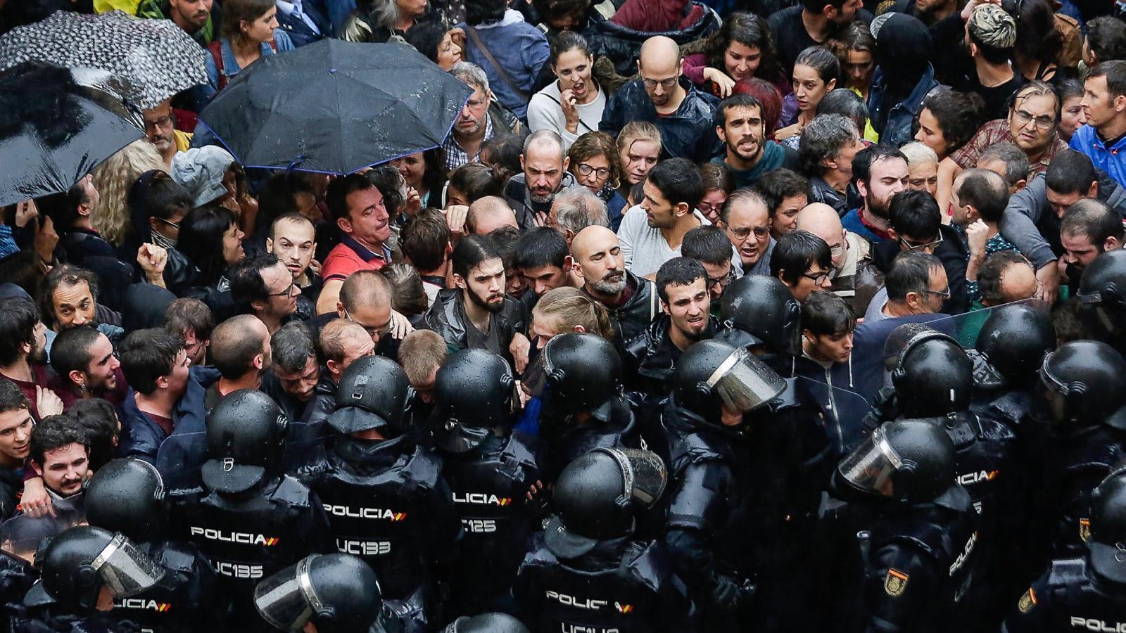 Un dels llocs on va carregar la Policia Nacional durant el matí de l’1-O va ser l’Escola Ramon Llull de Barcelona.