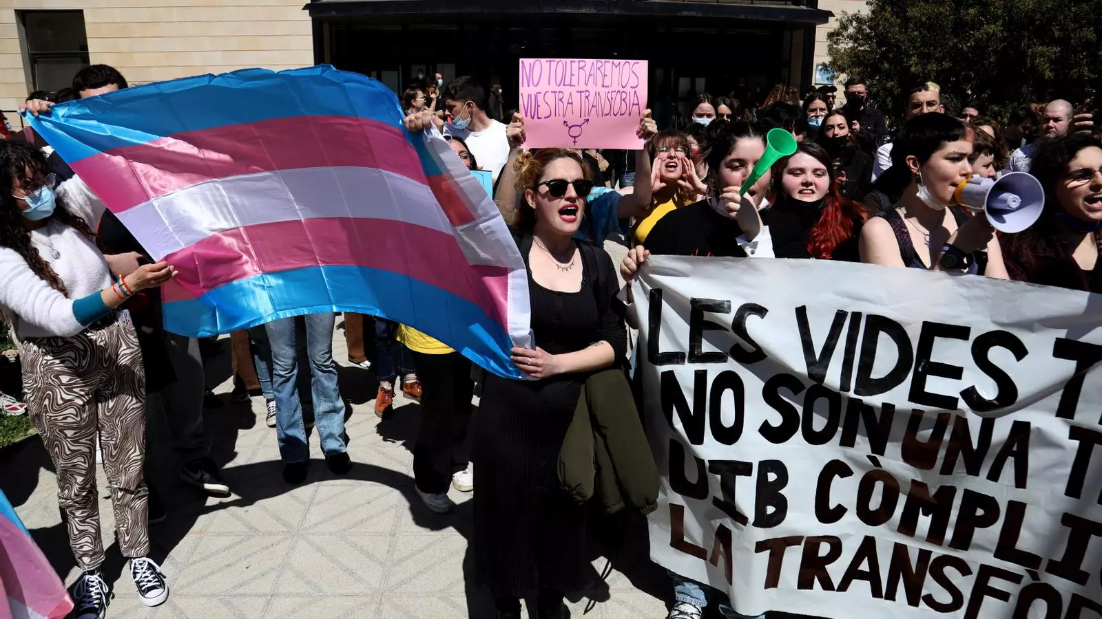 Imatge de la protesta a la UIB per la presentació del llibre 'Nadie nace en el cuerpo equivocado'.