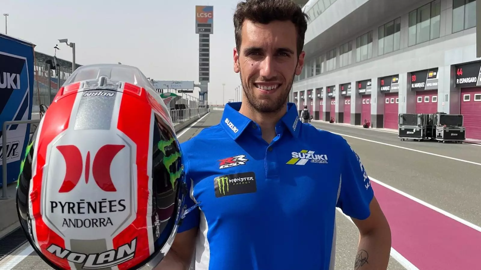 El pilot Àlex Rins amb la imatge de Pyrénées a la part superior del casc.