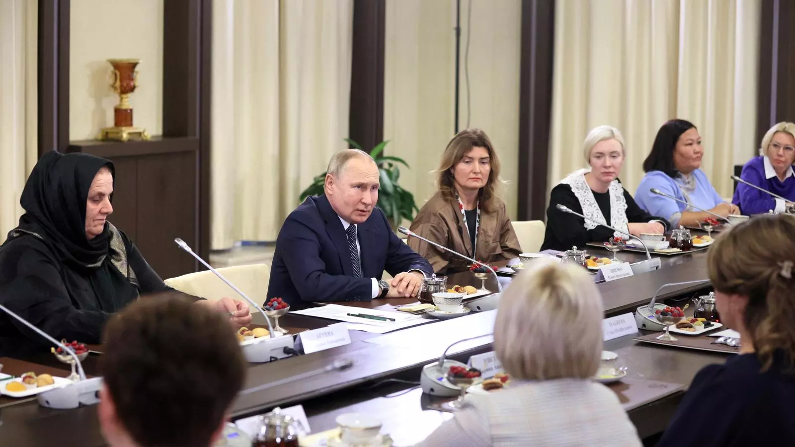 El president rus, Vladímir Putin, es reuneix amb mares de soldats enviats a Ucraïna.