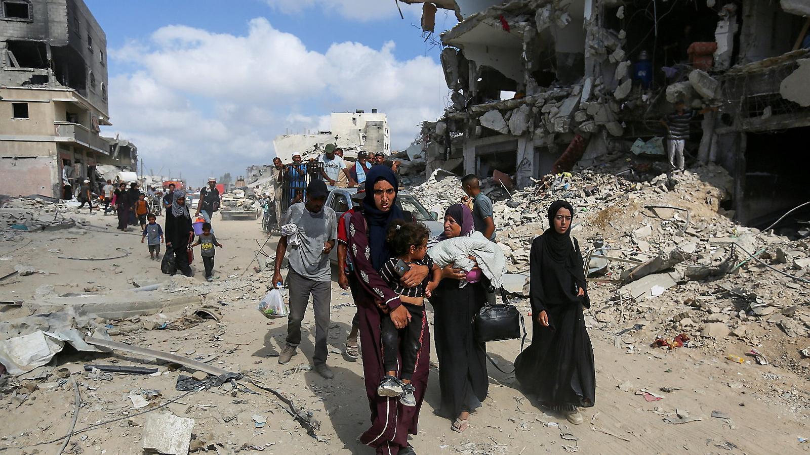 Palestinos de la Franja de Gaza vuelven hacia Khan Yunis después de la retirada de las tropas israelíes de esta ciudad.