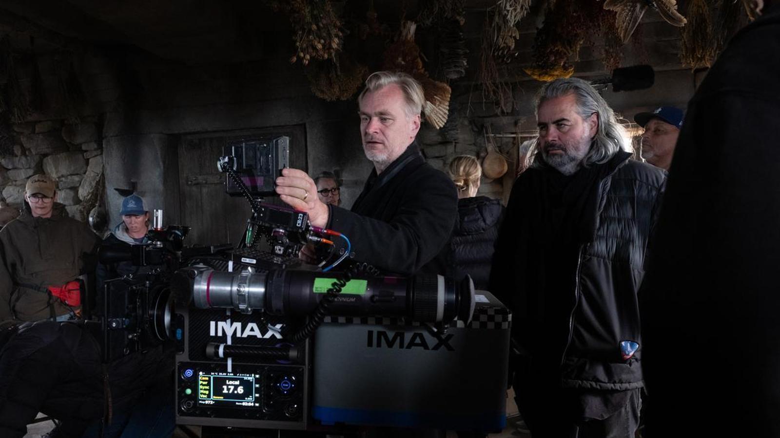 El director Christopher Nolan con el director de fotografía Hoyte van Hoytema (ASC) en el rodaje de su película