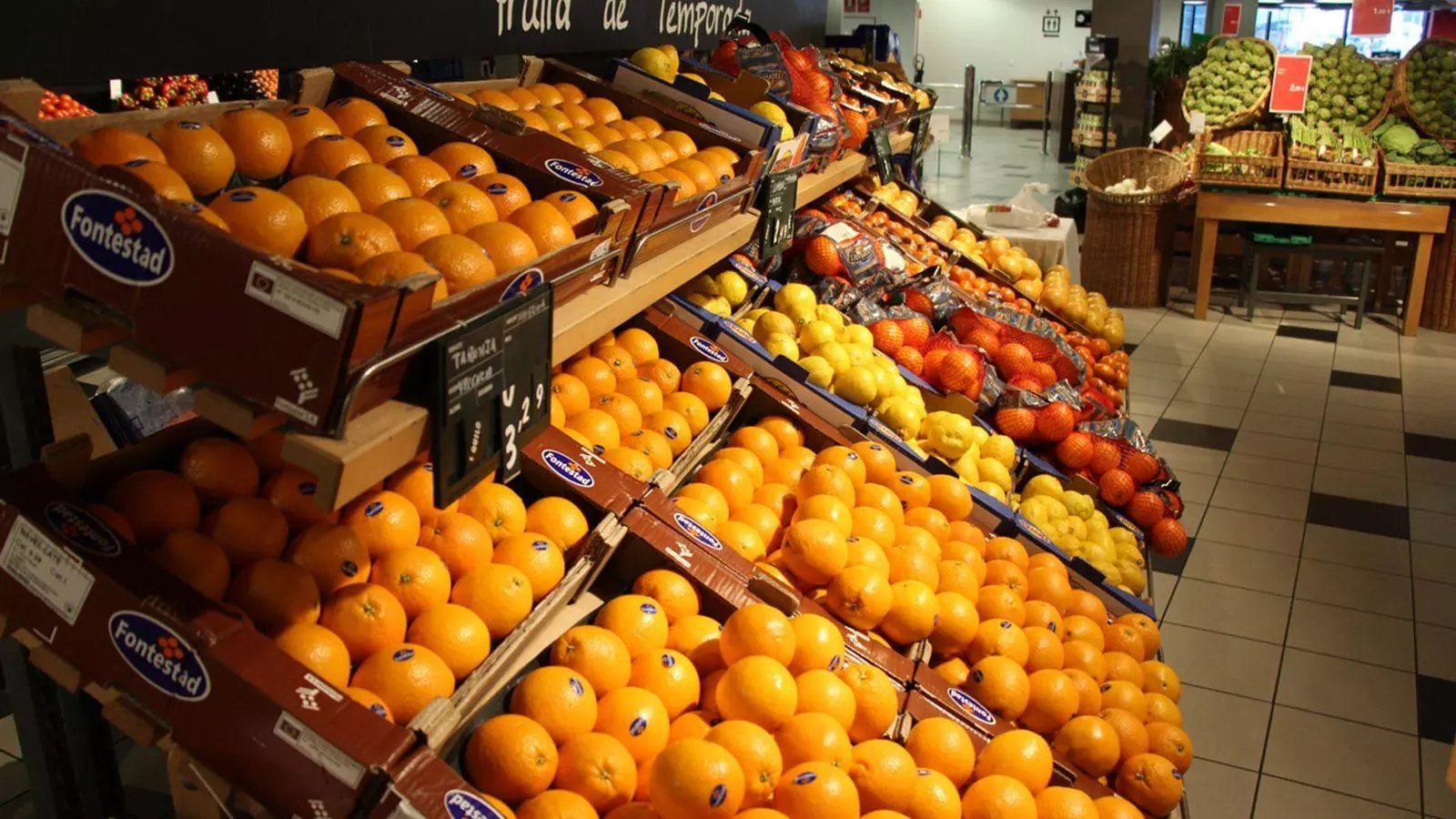 Secció de fruiteria d'una gran superfície comercial