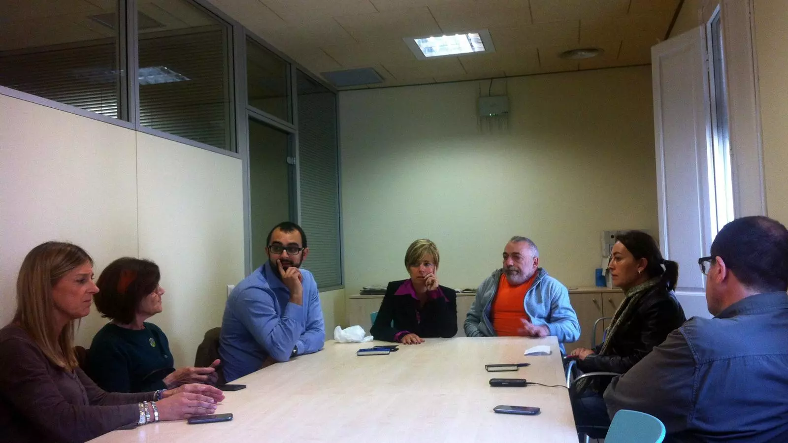 Els set membres del grup municipal del PSC a Girona, en una reunió aquest matí, on han decidit ratificar la seva portaveu, Pia Bosch / ACN