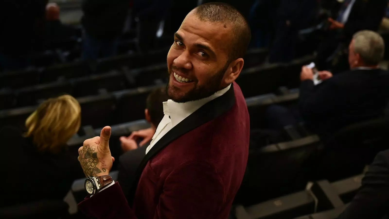Dani Alves com A símptoma
