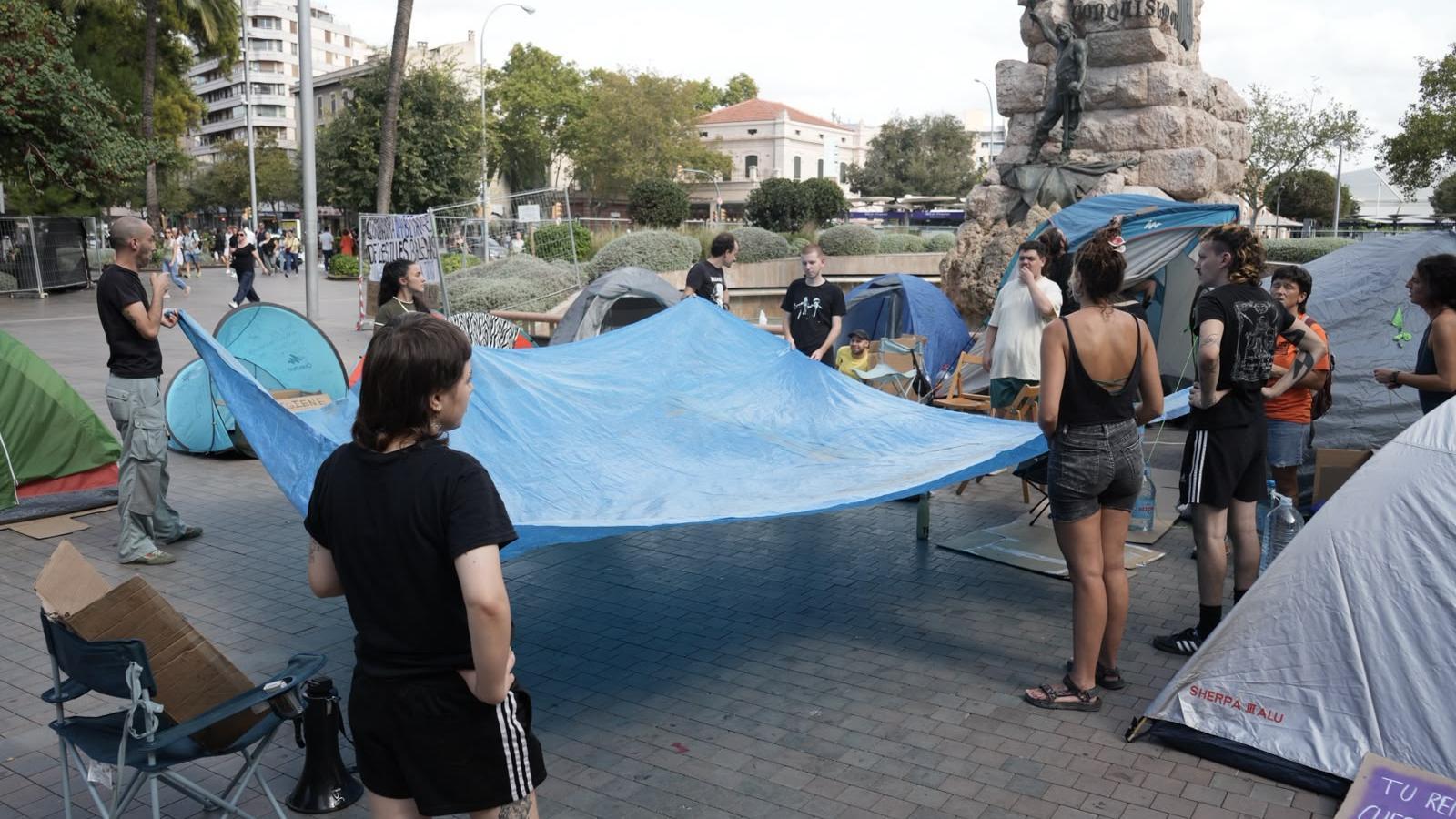 Asistentes a la acampada este martes mediodía