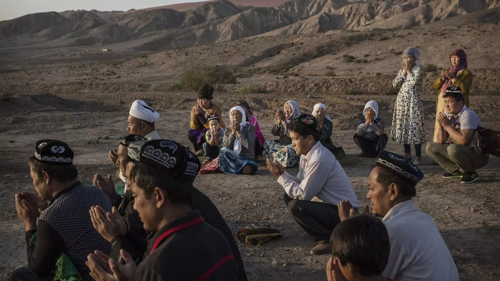 Una familia de uigurs resa durant una celebració tradicional a l'oest de la província de Xinjiang, a la Xina.