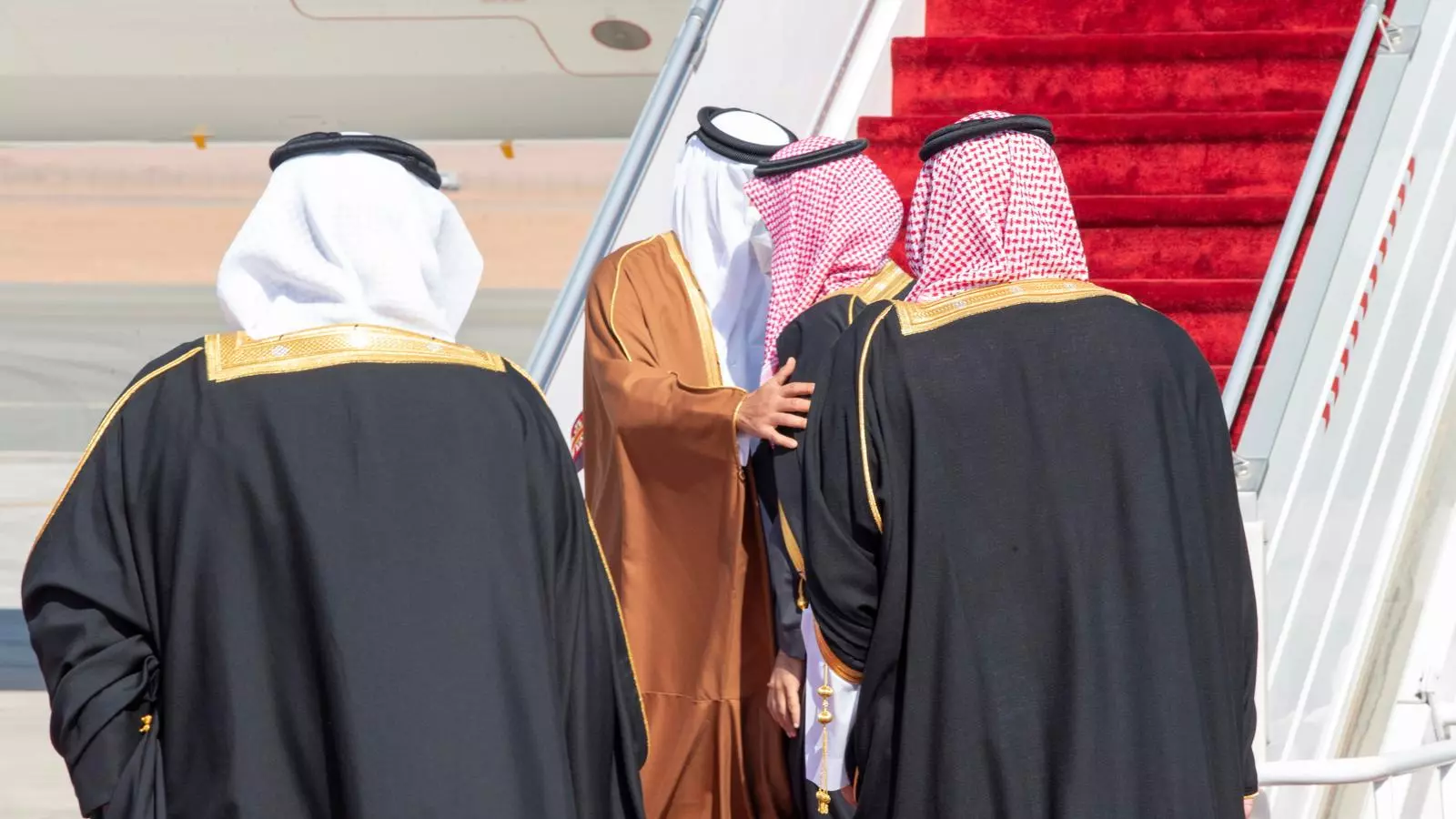 L'emir de Qatar, Tamim bin Hamad al-Thani, abraça el príncep hereu de l'Aràbia Saudita, Mohammed bin Salman, després d'aterrar a Al-Ula, aquest dimarts