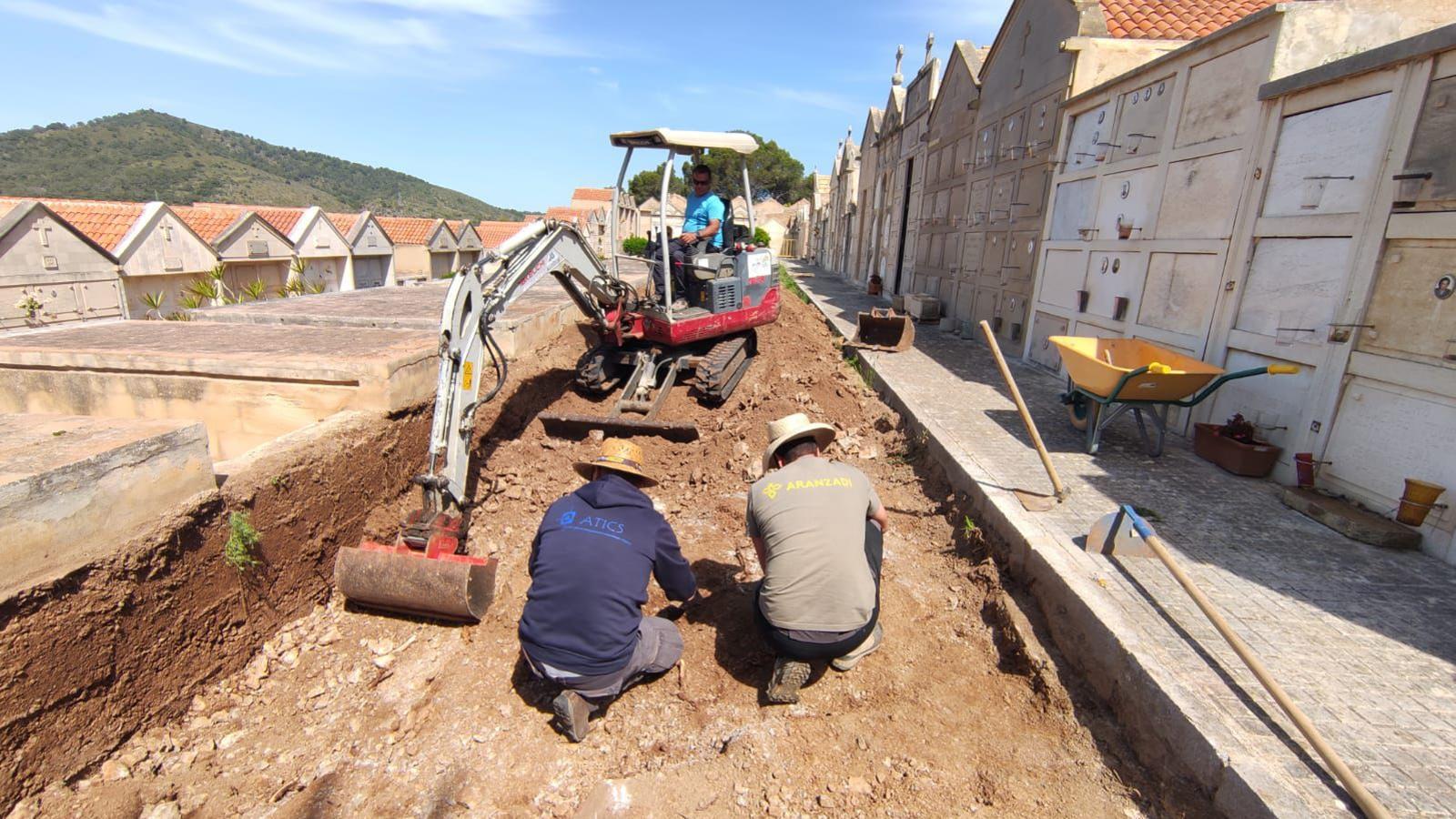 La intervenció se centra en dues fosses del recinte i és la primera actuació a Mallorca després de les ja realitzades a Eivissa i Formentera.