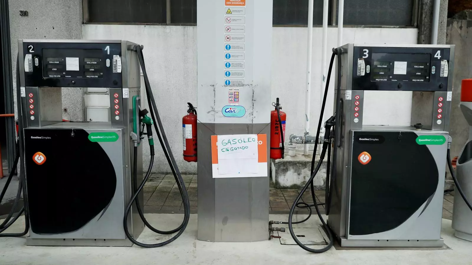 Una gasolinera a Portugal penja el cartell de "gasoil esgotat".