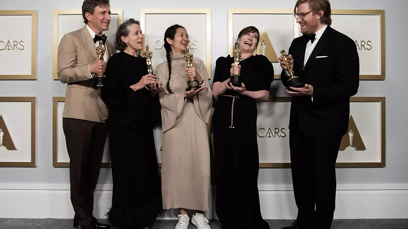 Nomadland guanya el premi a la millor pel.licula. A la foto, Peter Spears, Frances McDormand, Chloe Zhao, Mollye Asher i Dan Janvey