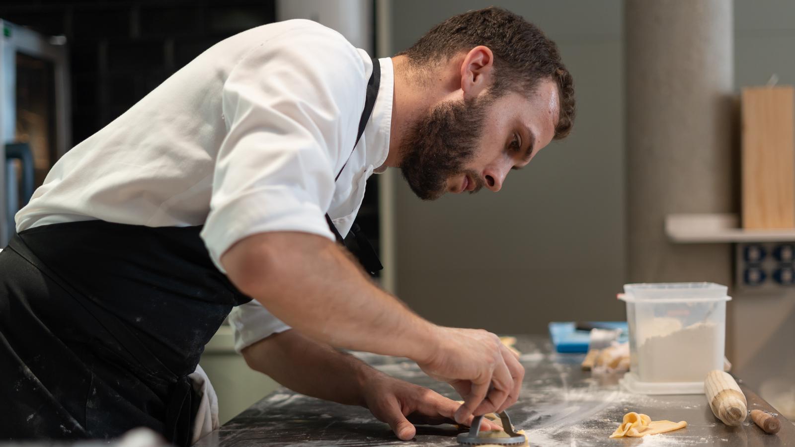 Julià Bernet, preparando los raviolis que hace de rellenos diferentes según la temporada