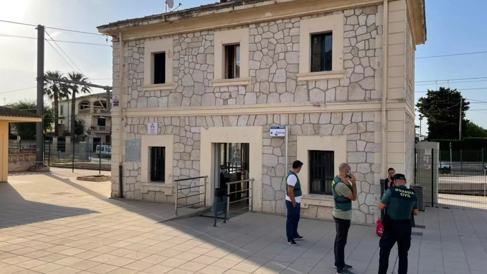 Agents de la Guàrdia Civil a l'estació de Lloseta.
