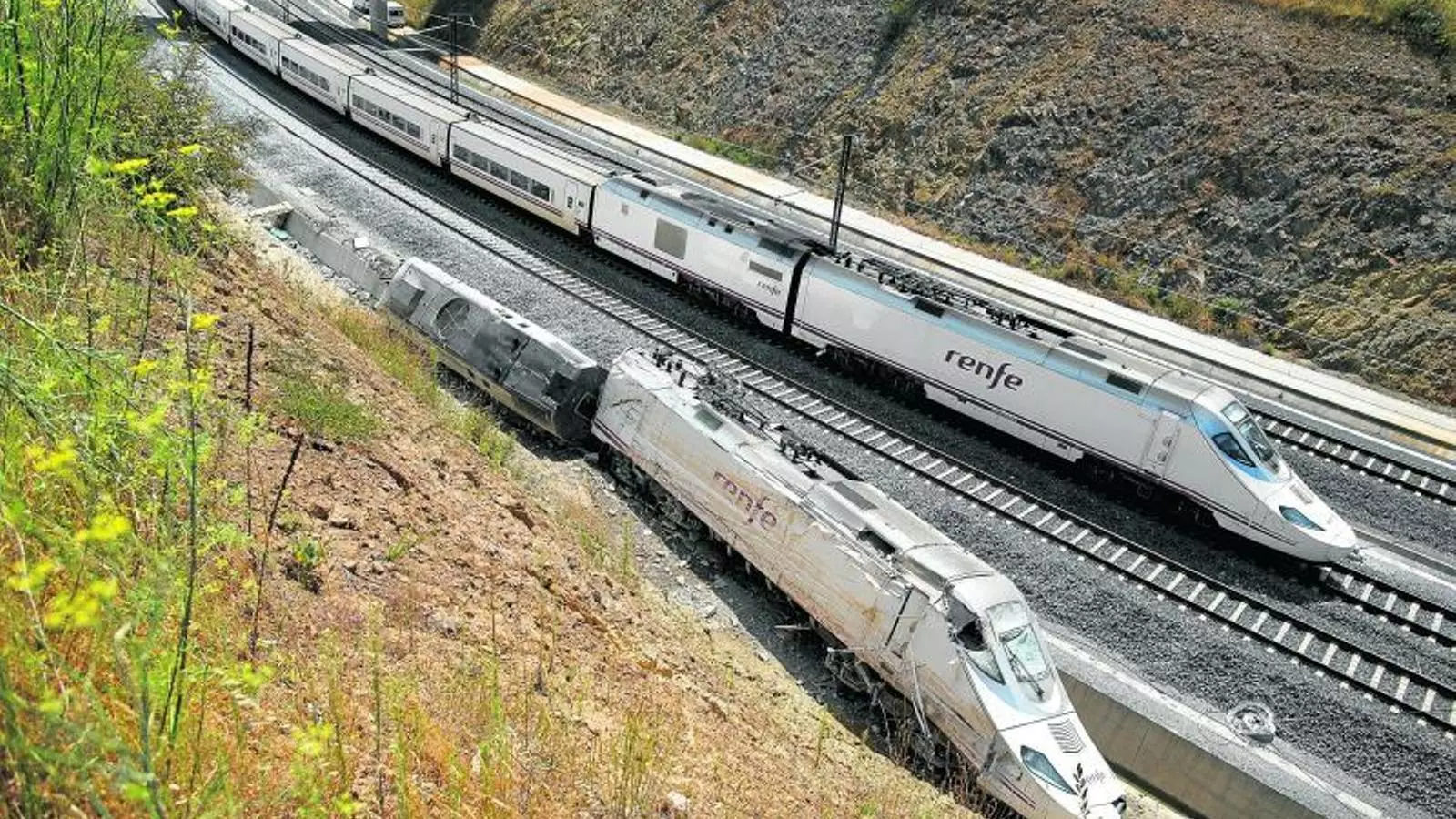 ACUSACIONS D'IMPRUDÈNCIA
Segons Adif, el maquinista hauria d'haver reduït la velocitat quatre quilòmetres abans del punt on es va produir l'accident.