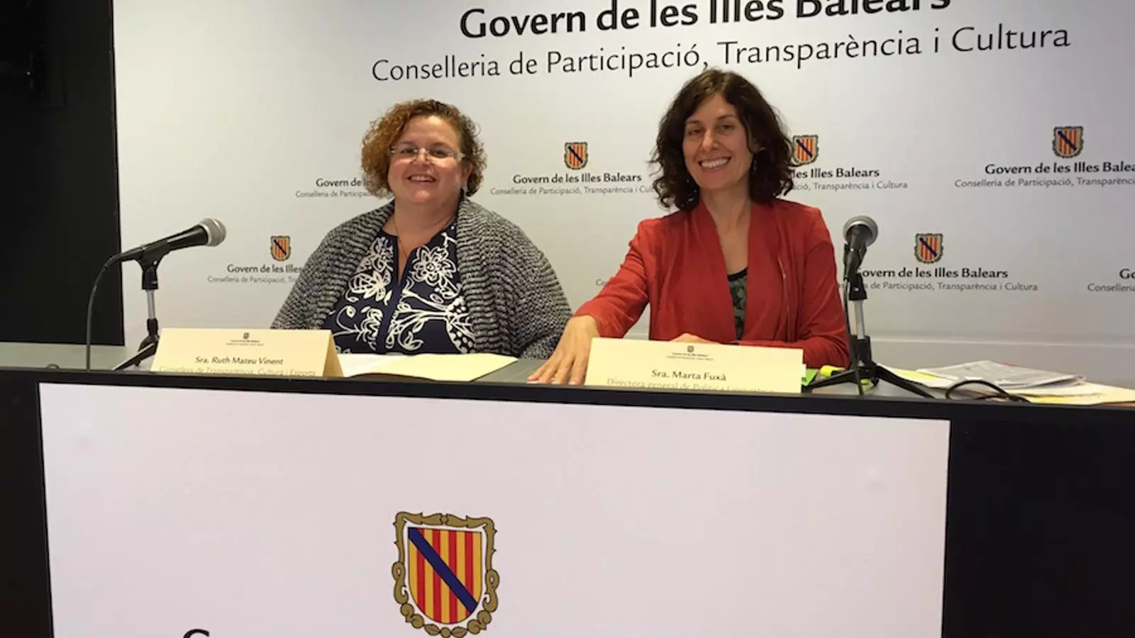 La consellera Ruth Mateu amb la directora general de Política Lingüística, Marta Fuxà.