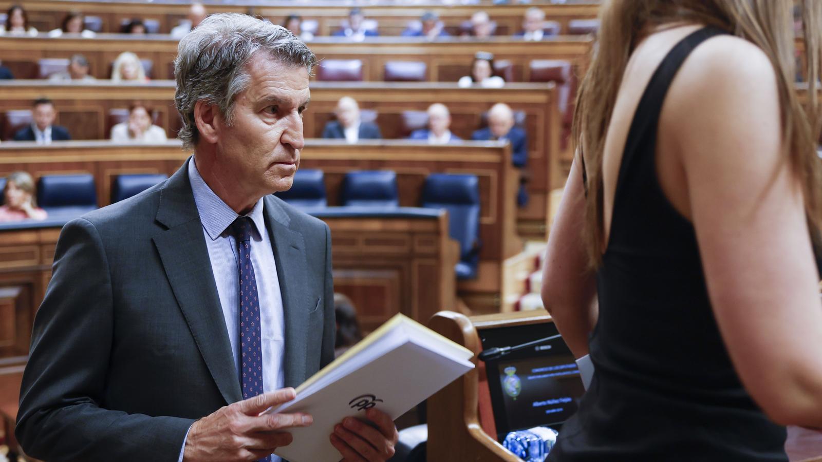 The leader of the PP, Alberto Núñez Feijóo, during the plenary session held this Thursday in the Congress of Deputies, in Madrid.