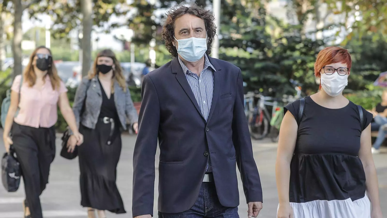 El director general de Política Lingüística, Ruben Trenzano, arribant a la Ciutat de la Justícia de València.