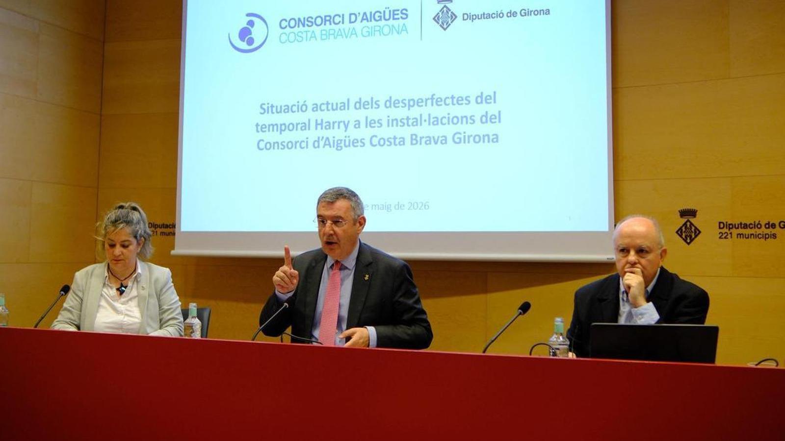 En el centro de la mesa, Miquel Noguer, presidente de la Diputación de Girona y del Consorcio de Aguas Costa Brava Girona.