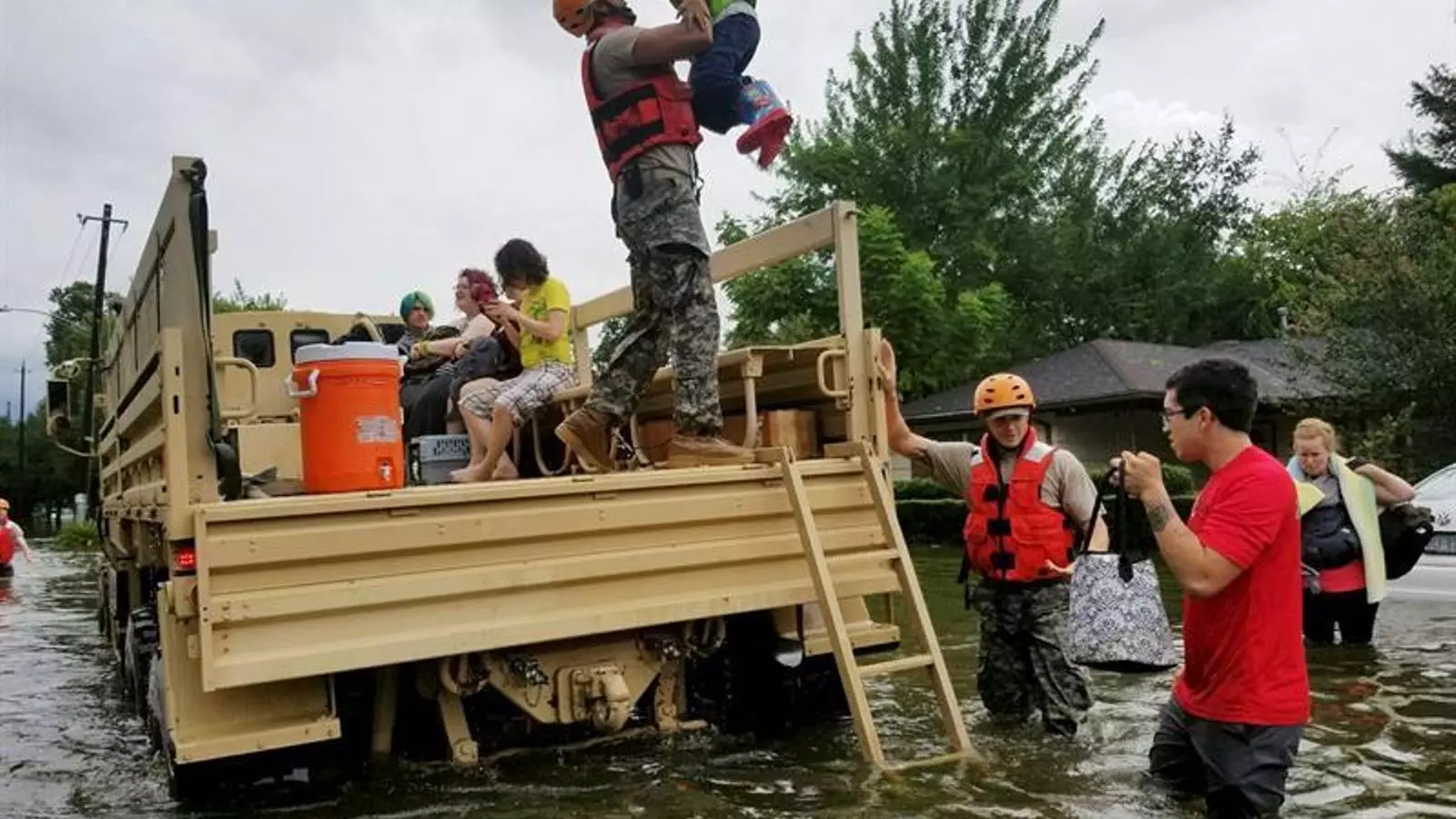 Equips de rescat recullen veïns de Houston en un camió en mig de carrers negats d'aigua.