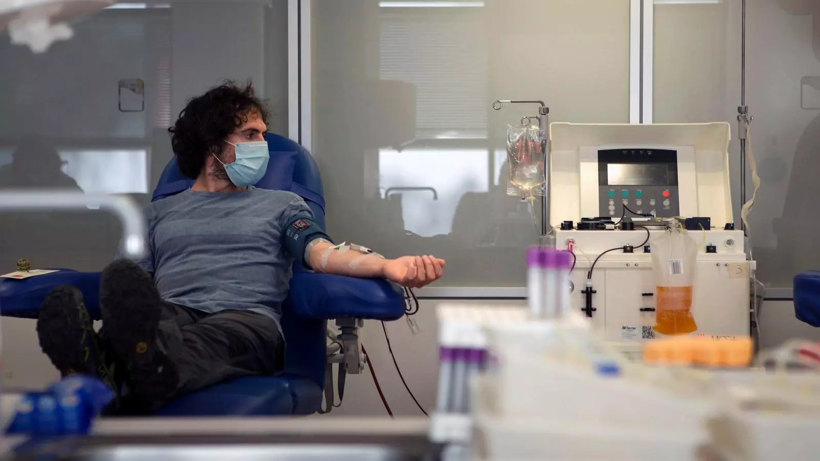 Un pacient recuperat de covid-19 se sotmet a una extracció de plasma convalescent a l'hospital Vall d'Hebron per a l'estudi de Grífols.