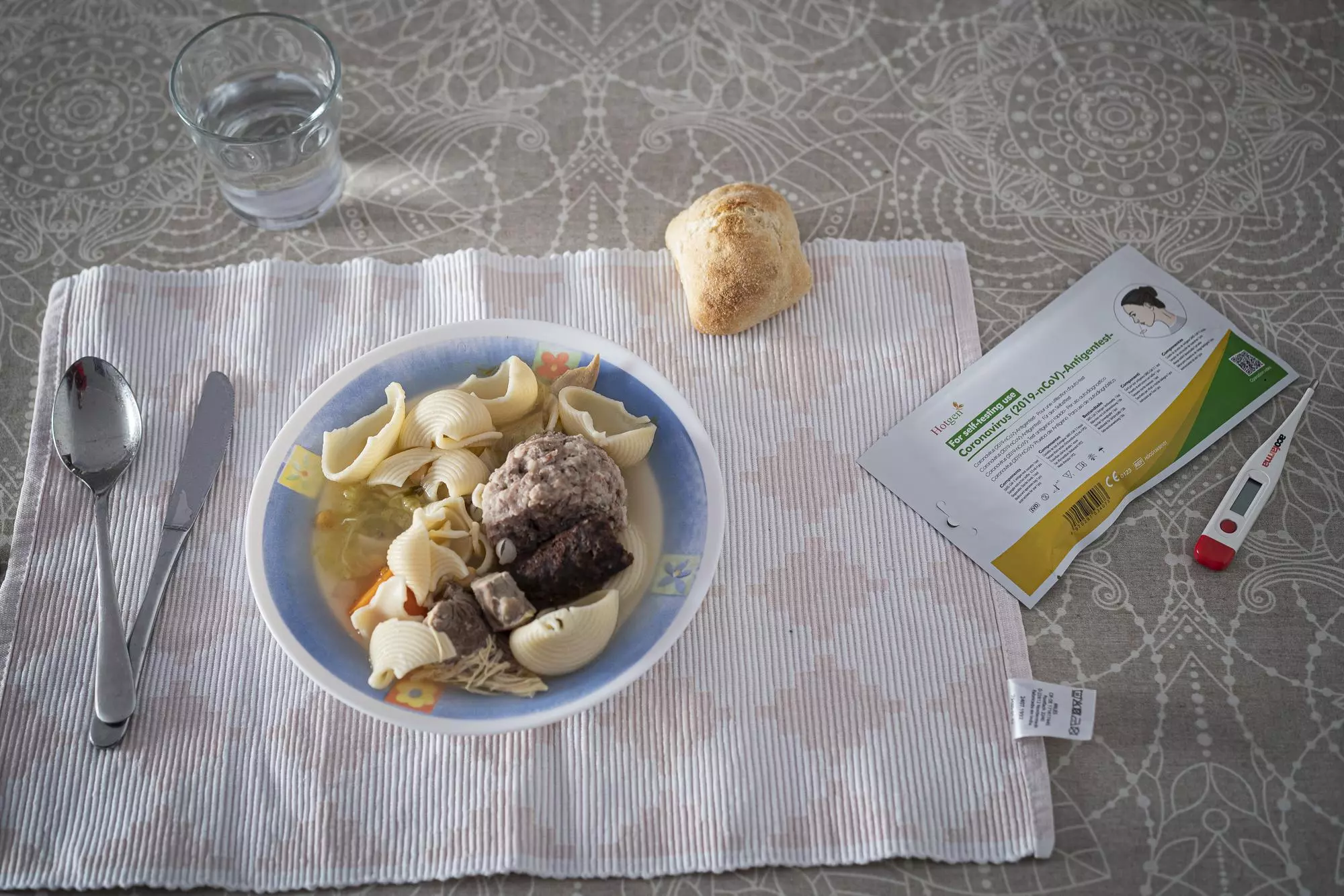La sopa de galets amb carn d'olla tipica de la mare que fa anualment als nadals, servida a taula. Aquest, però em toca passar el dinar sol. Centrant tota la meva atenció al meu acompanyant. El test d'antígens. Esperant el seu veredicte. Positiu o negatiu? Finalment, després de 15 minuts d'espera, ha resultat positiu.