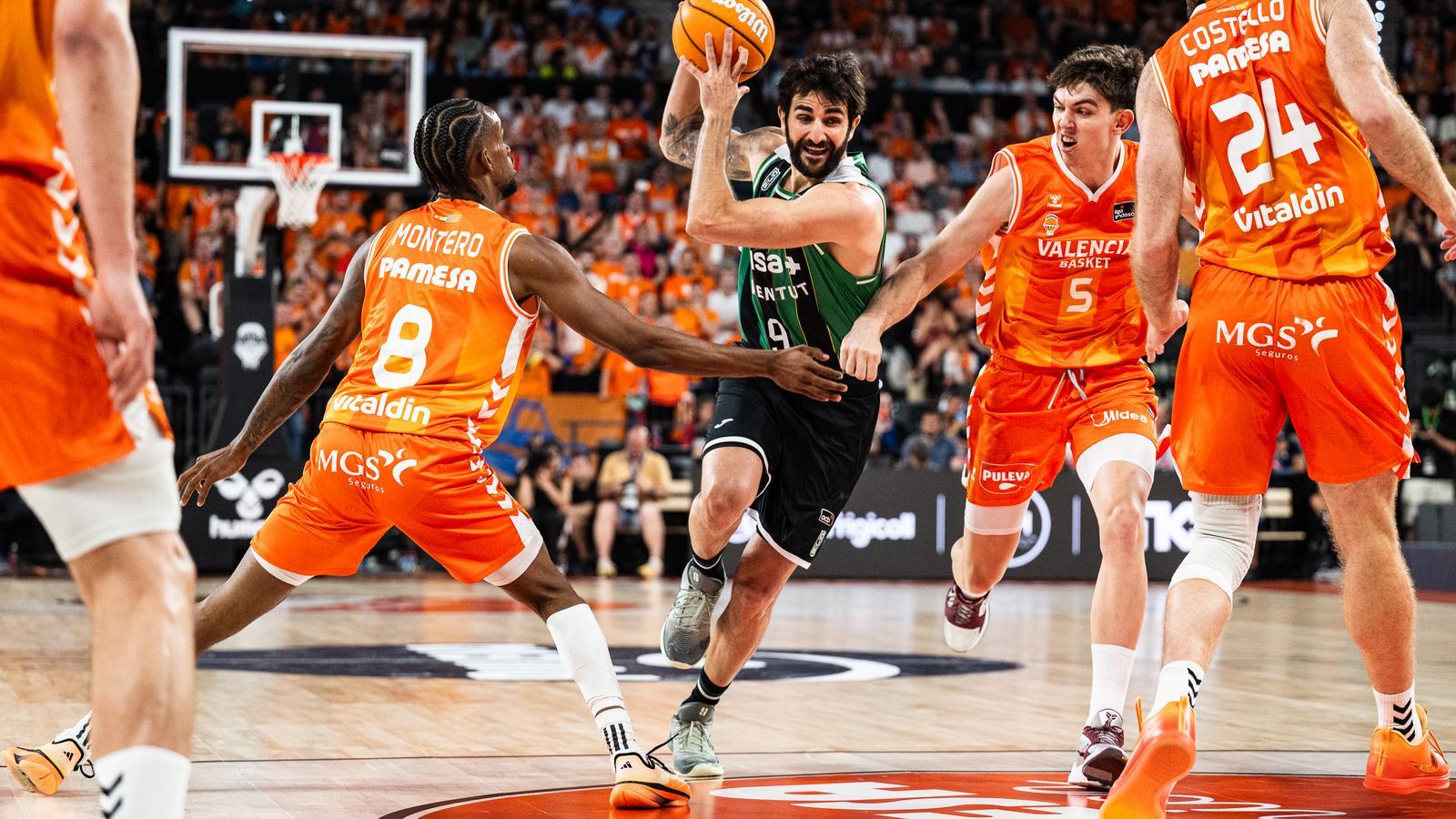 Ricky Rubio penetrating between four Valencia Basket defenders.