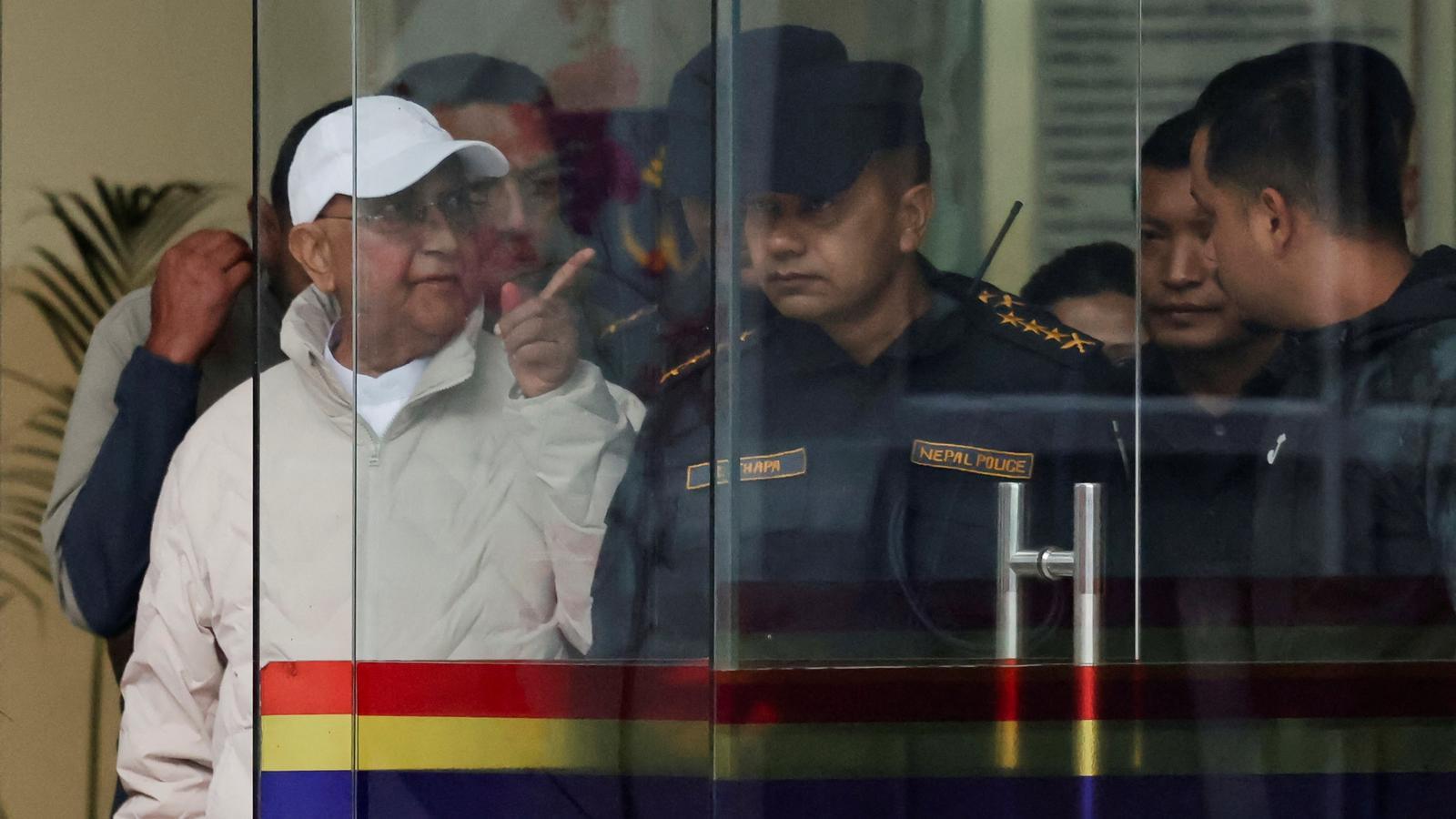 L'exprimer ministre nepalès, K.P. Sharma Oli, després de ser detingut.