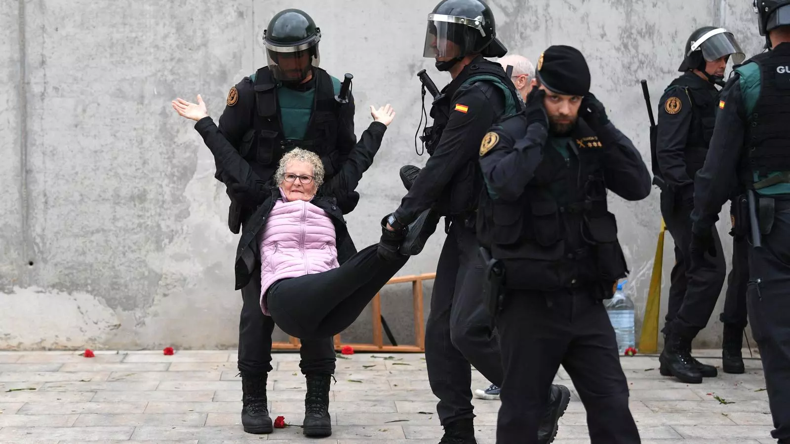 Fina Feliu Serra durant les càrregues policials al pavelló esportiu de Sant Julià de Ramis l'1 d'octubre del 2017.