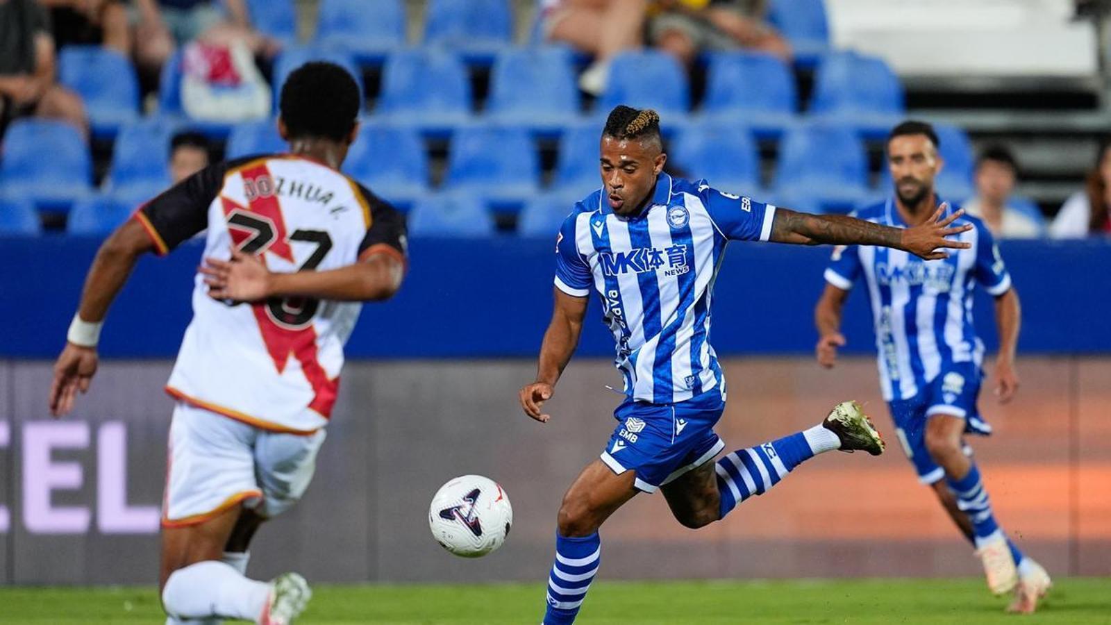 Mariano Díaz juega el partido de fútbol entre el Rayo Vallecano y el Deportivo Alavés en el estadio de Butarque.