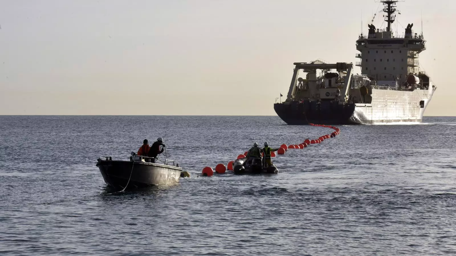 Arribada del cable submarí 2Àfrica a la Barcelona Cable Landing Station (CLS) de Sant Adrià de Besòs, el 25 d'octubre del 2022