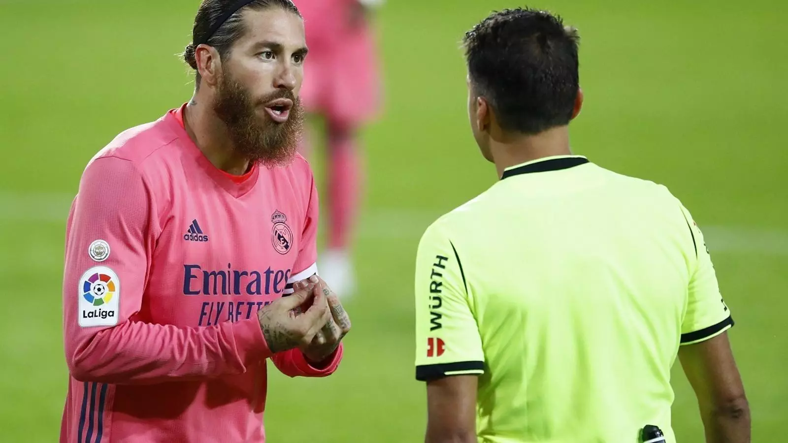 Sergio Ramos, protestant a l'àrbitre Gil Manzano durant el València-Madrid