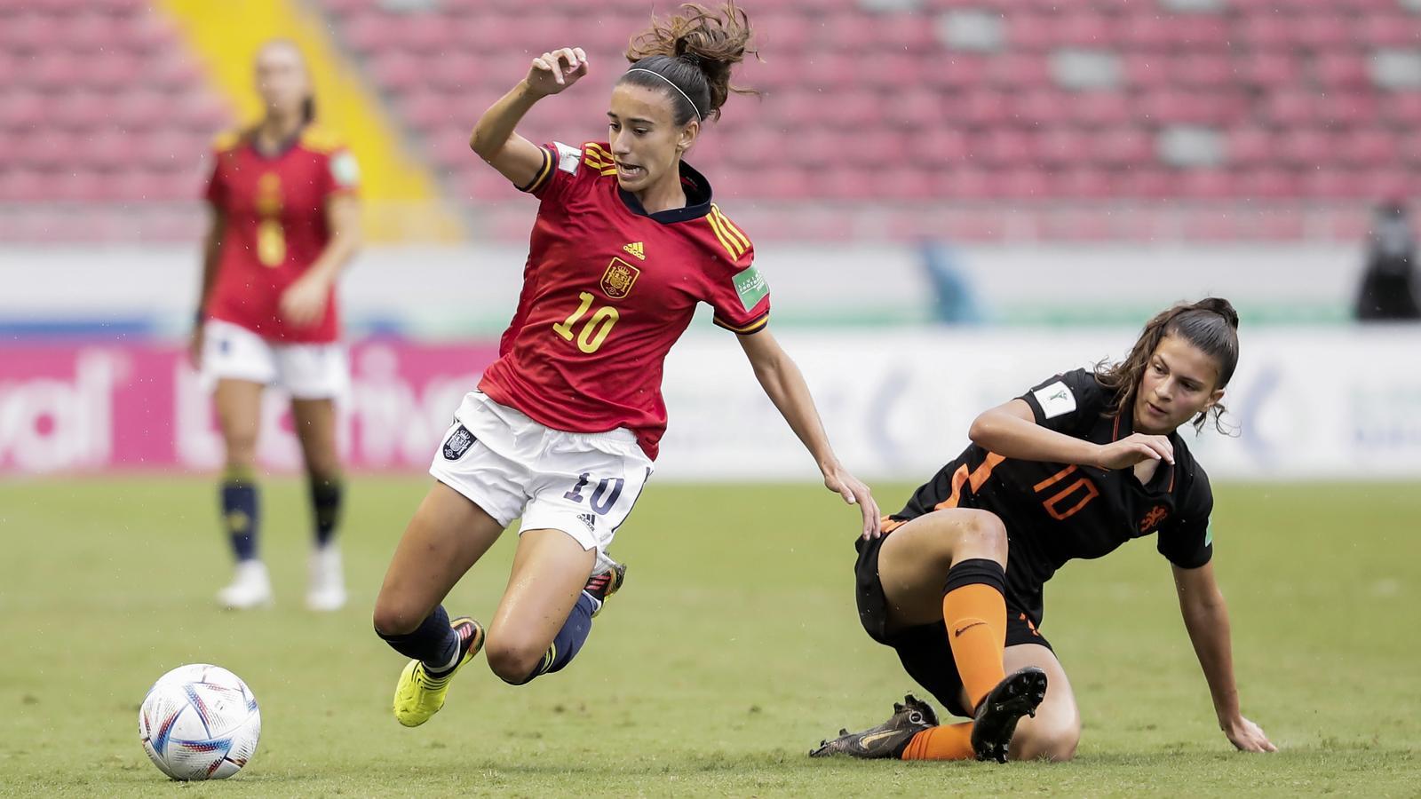 Julia Bartel disputes the ball with Danique Noordman, in a match of the semifinals of the Women's U-20 World Cup between Spain and the Netherlands.