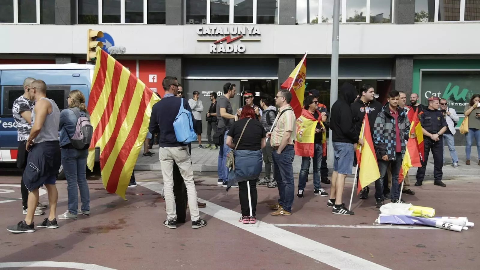 Manifestants davant de Catalunya Ràdio