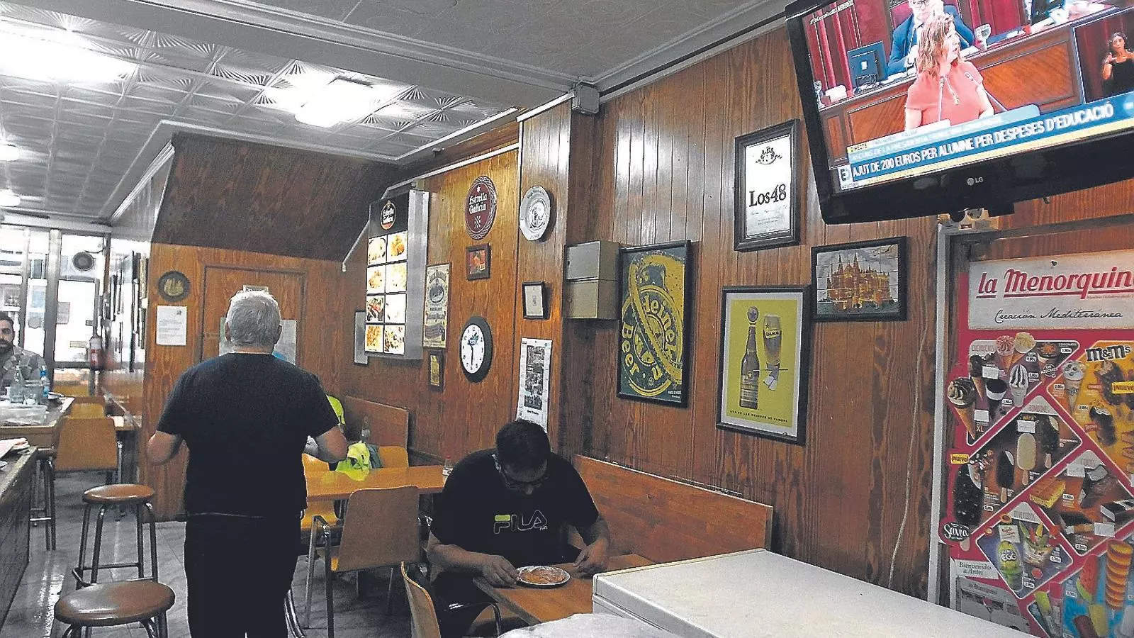 Ambient en un bar de Palma durant la intervenció de la presidenta del Govern, Francina Armengol, al Debat de Política General.