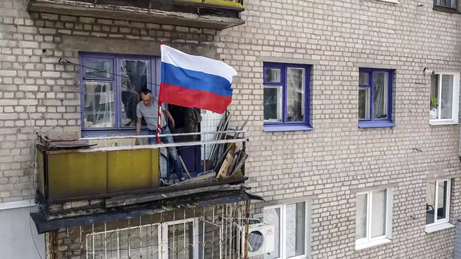 Una bandera russa ondeja a un terrat de Lysychansk després de la presa de les tropes russes