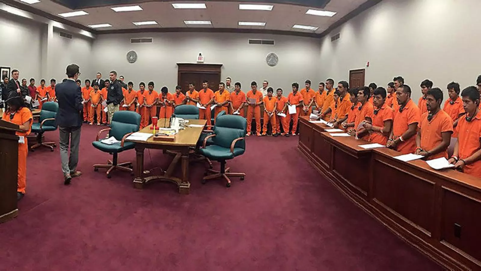 Judici massiu de migrants detinguts a la frontera, a alguns dels quals els han pres els fills, el 10 de maig a Pecos (Texas).