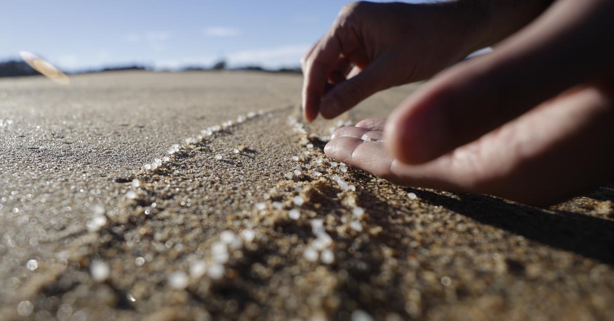 Les pluges tornen a omplir de pèl·lets la platja a Tarragona