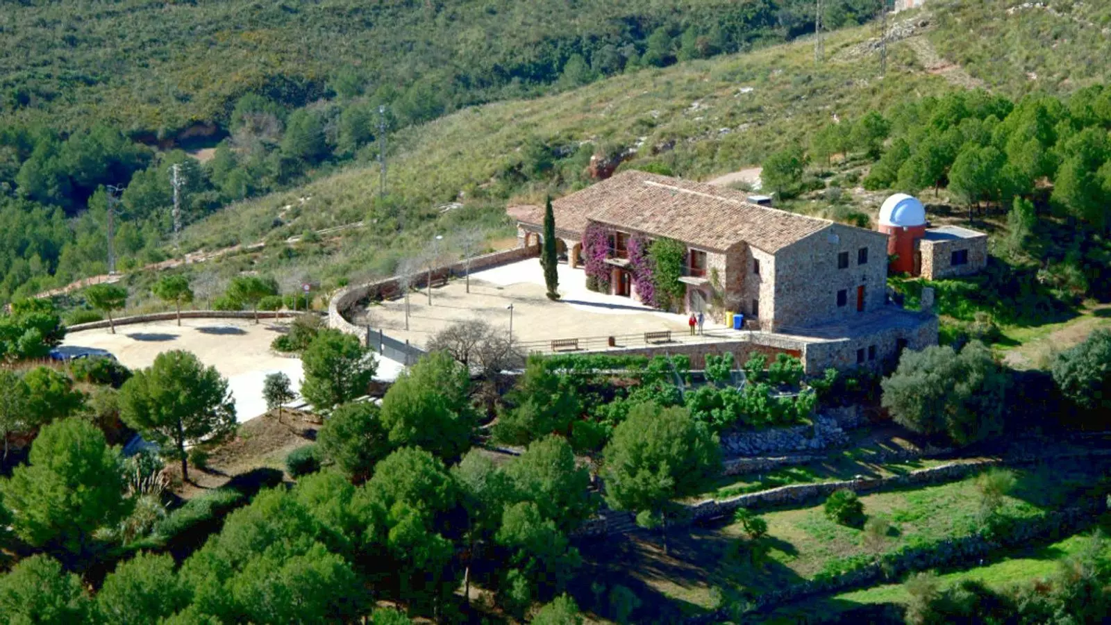 Imatge aèria d'arxiu de la casa Cal Ganxo, al terme municipal de Castelldefels, que la Generalitat havia habilitat per acollir 'menes'
