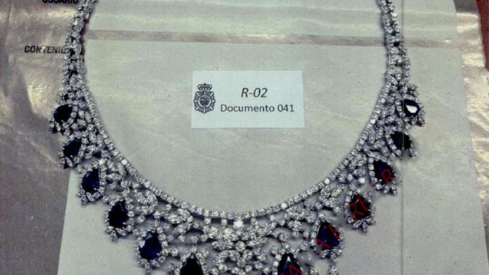 Some jewels that the UDEF seized from José Luis Rodríguez Zapatero's office.