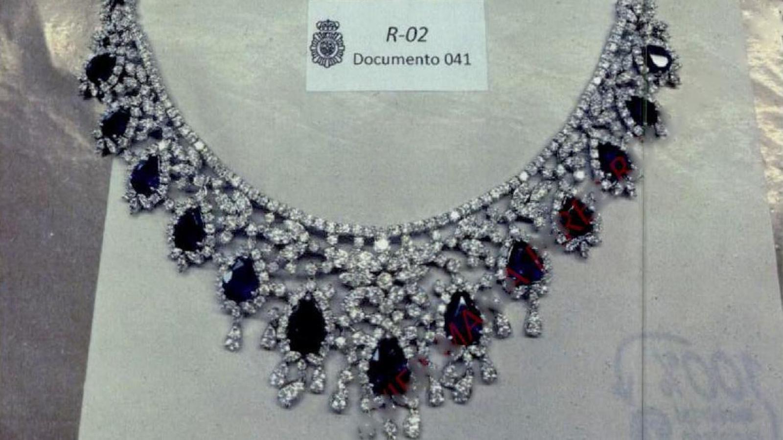Some jewels that the UDEF seized from José Luis Rodríguez Zapatero's office.