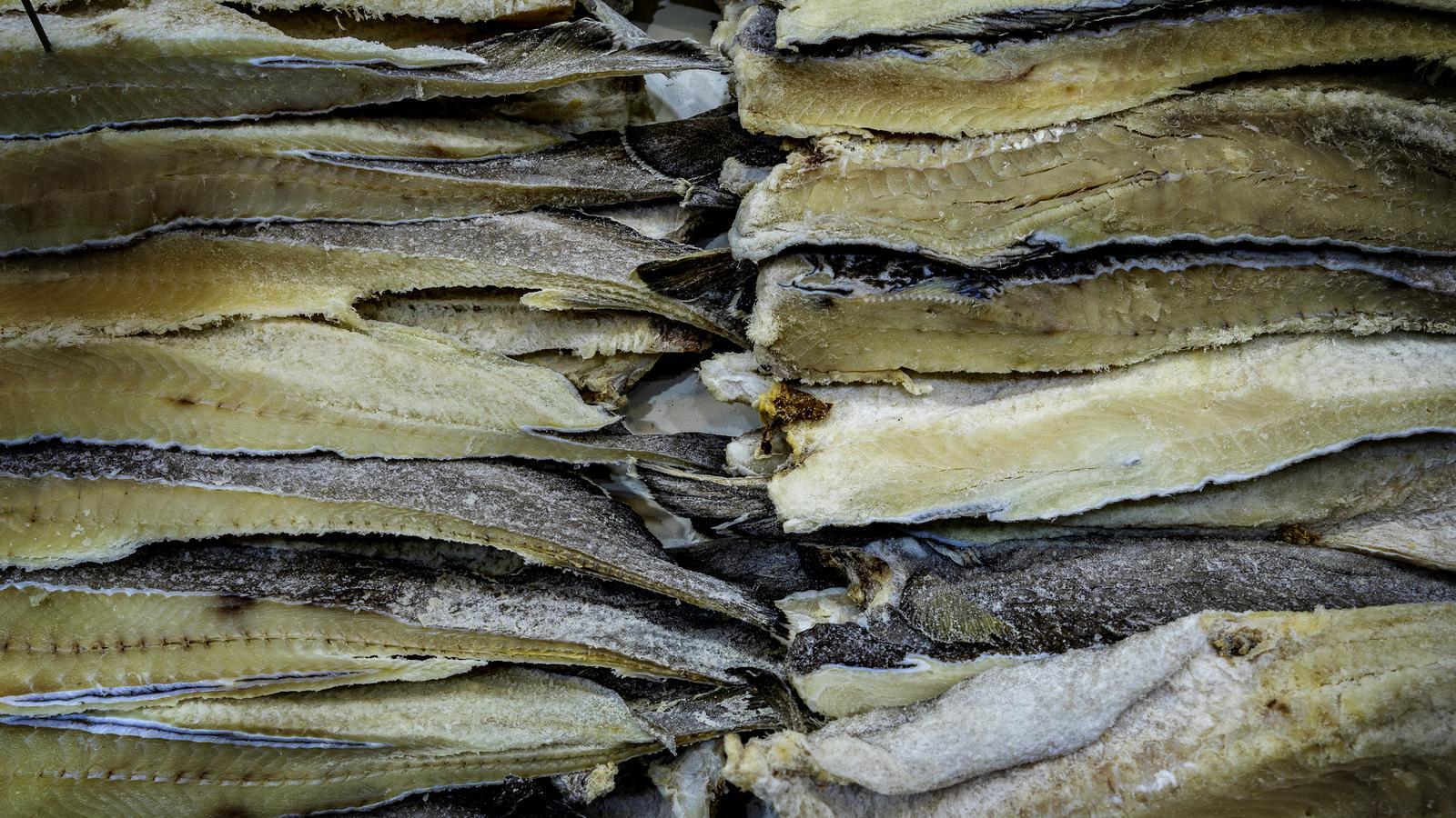 Bacalao conservado en sal en un mercado.