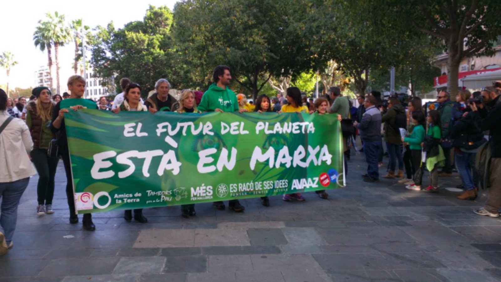 Capçalera de la marxa pel clima a Palma. / @joan_gp