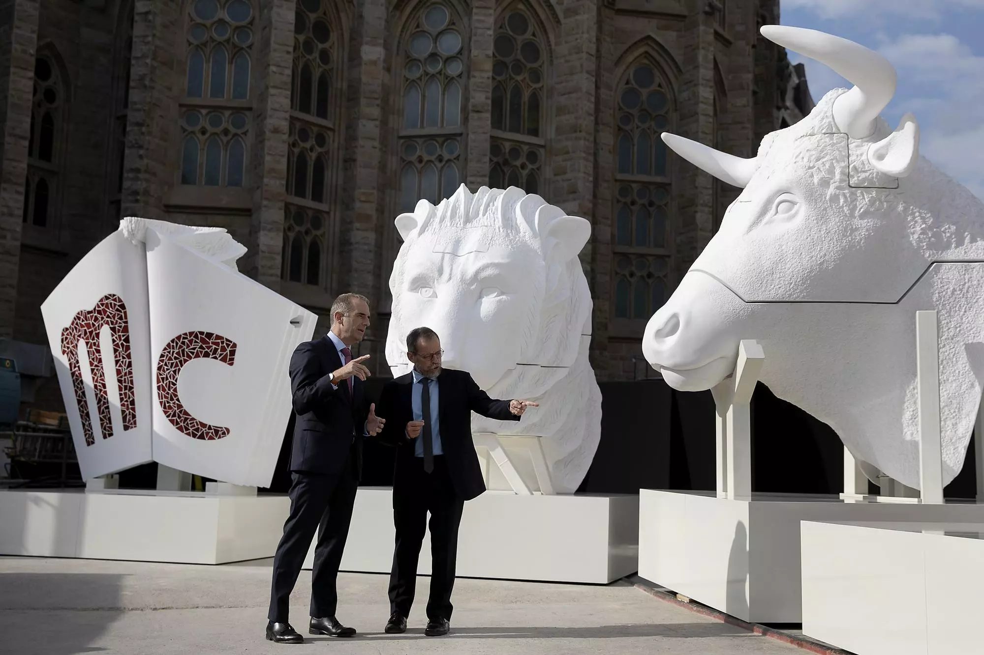 Xavier Martínez i Jordi Faulí amb les escultures del lleó i el bou que presidiran les torres dels evangelistes Marc i Lluc