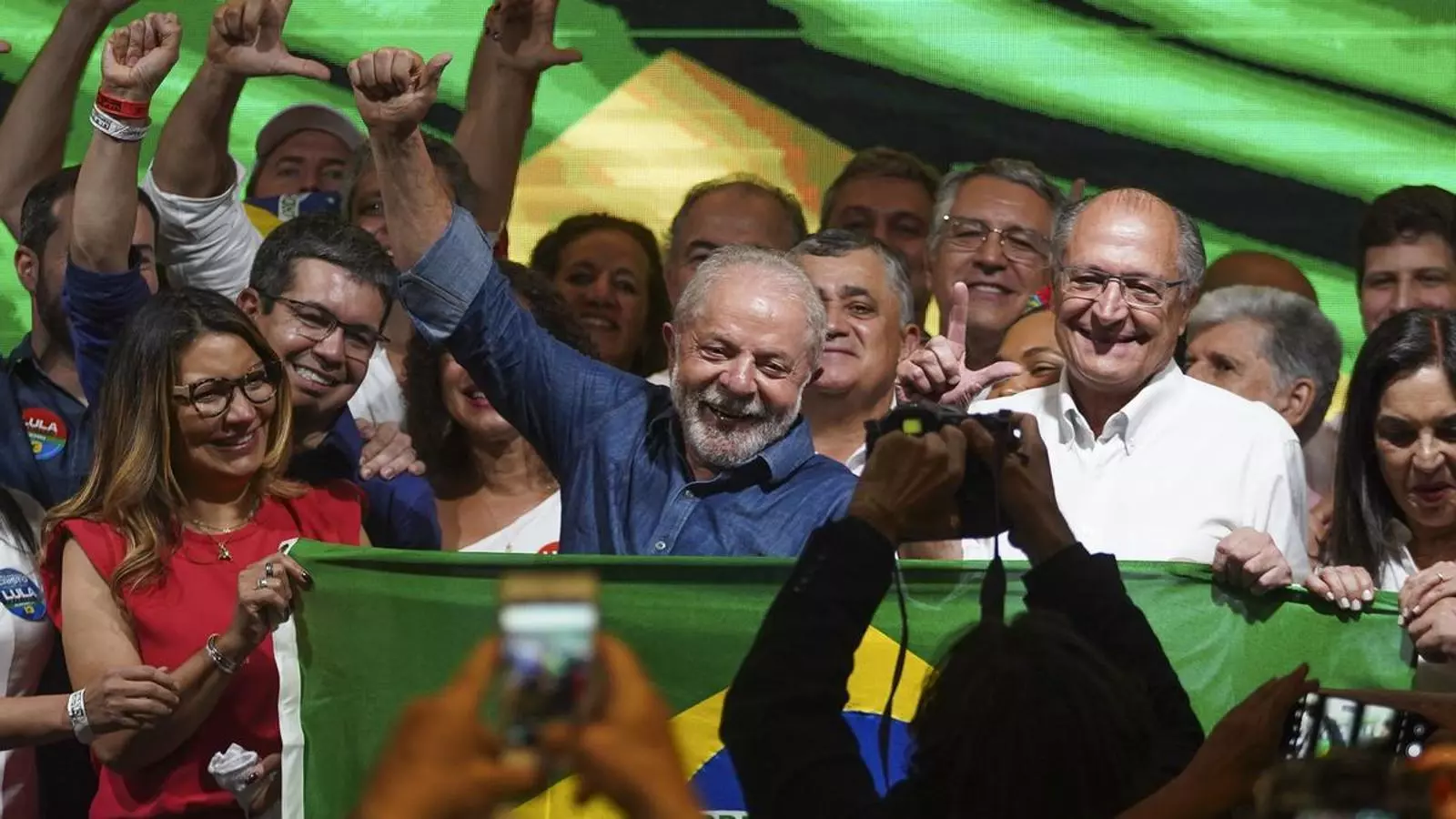 El president electe del Brasil, Luiz Inácio Lula da Silva, celebra el resultat de les eleccions.