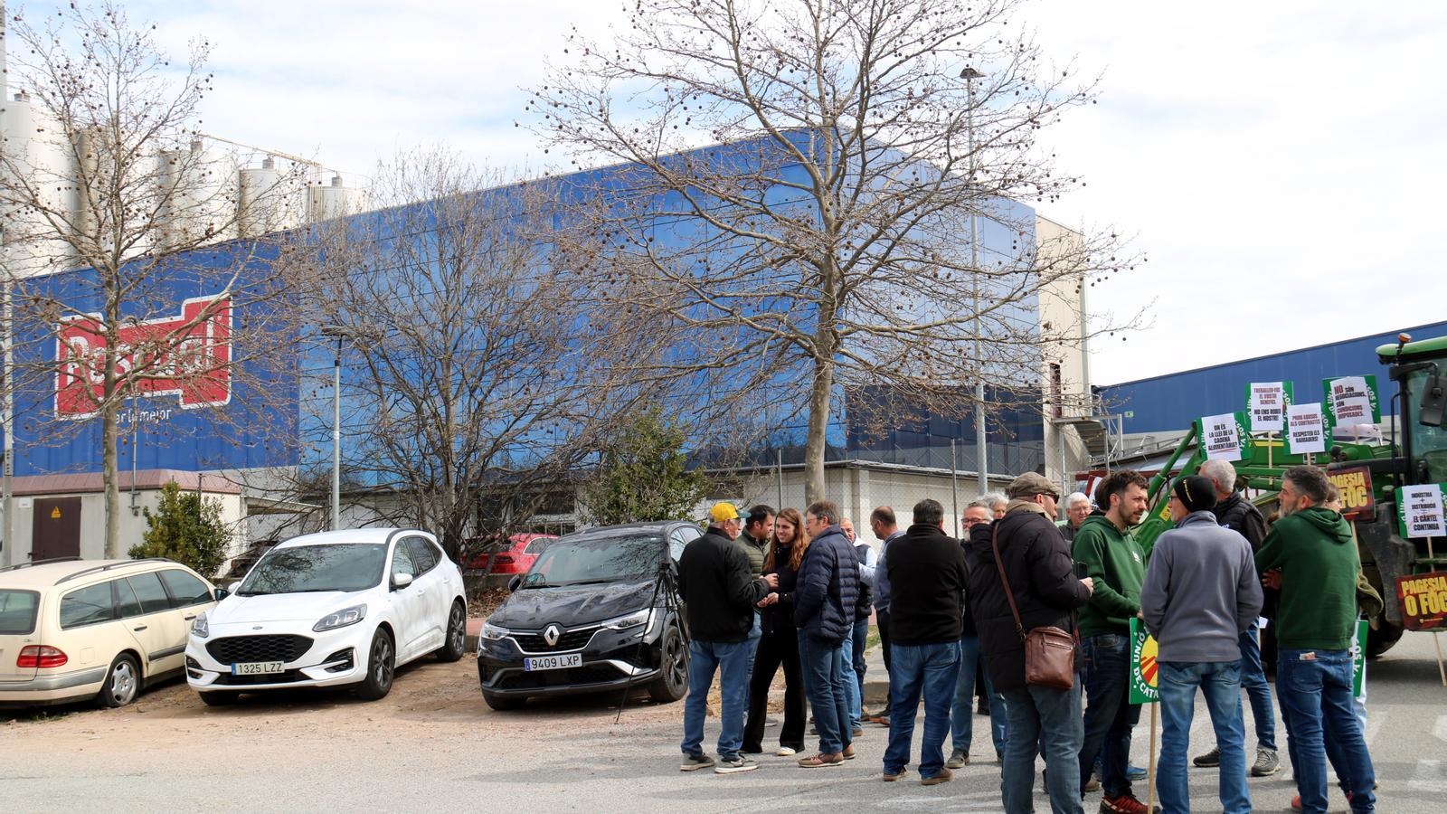 Trabajadores concentrados delante de la planta de Leche Pascual en Gurb (Osona).