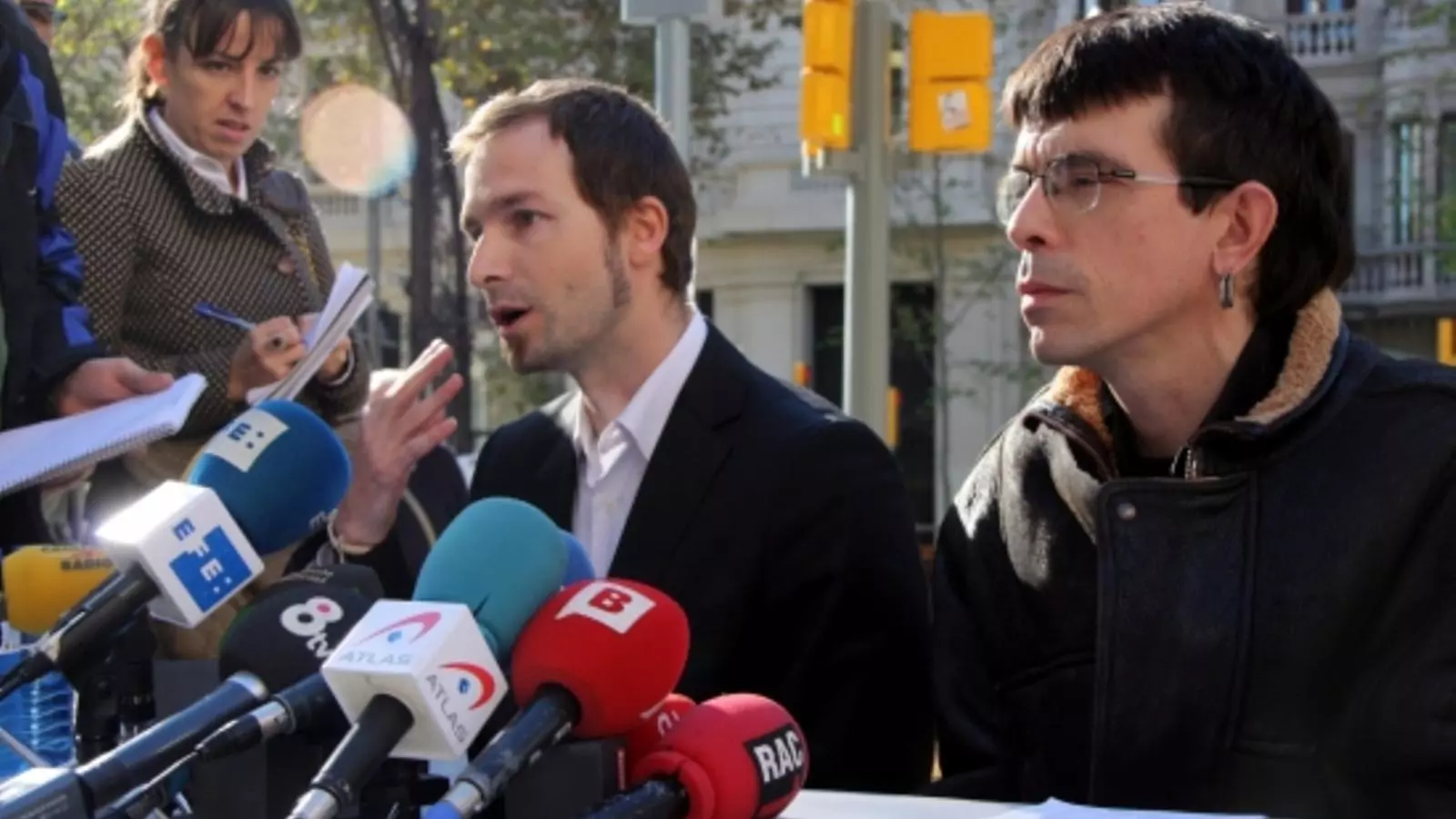 El germà d'Ester Quintana, la dona que hauria perdut un ull per l'impacte d'un projectil dels Mossos, aquest dimarts al lloc on van produir-se els fets. ACN