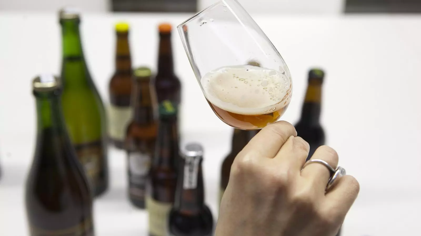 Una noia a un tast de cerveses artesanes